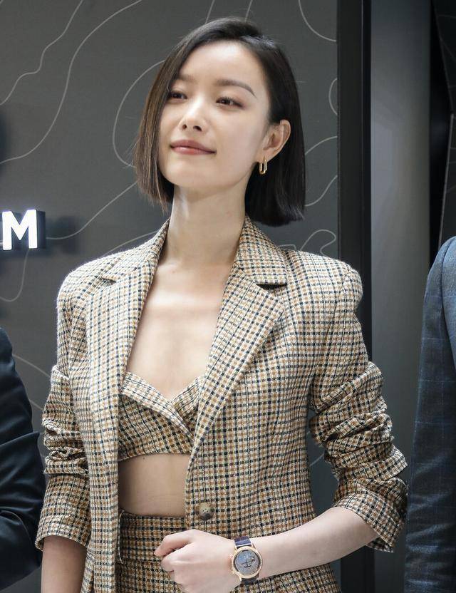 西装|倪妮短发造型太惊艳,格纹西装不系扣,秀出“巴掌腰”好是迷人