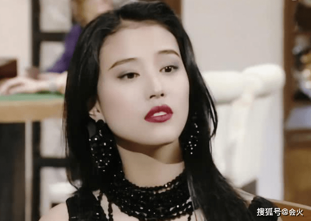 好身材|54岁周海媚商演被偷拍，穿深V长裙秀好身材，脖颈修长看不见颈纹