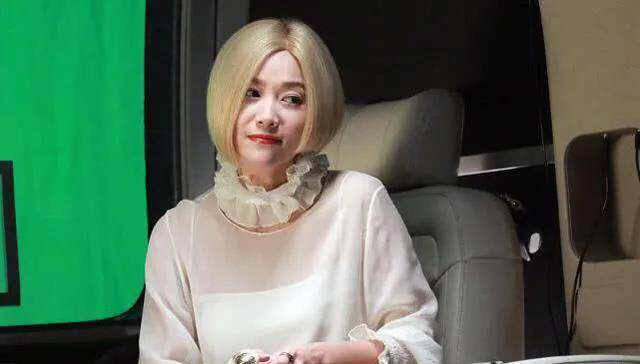 发型|徐静蕾新造型跑偏了，从文艺女神到时尚辣妹，隔着一个发型的距离