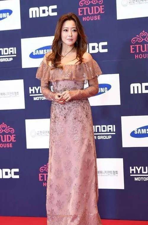 颜色|金喜善原装脸就是美！粉色休闲外套穿出时髦感，清纯减龄像中学生