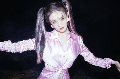 发型|徐璐始终不忘少女感？彩色双马尾配荧光粉套装，女团感十足
