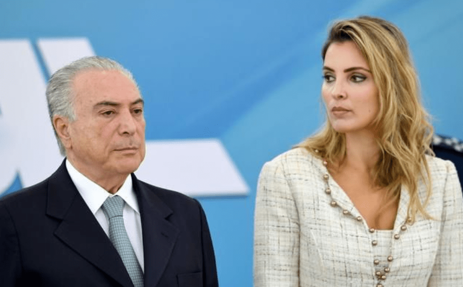 原创巴西最美总统夫人选美亚军嫁大43岁丈夫雇50多个佣人晒大钻戒