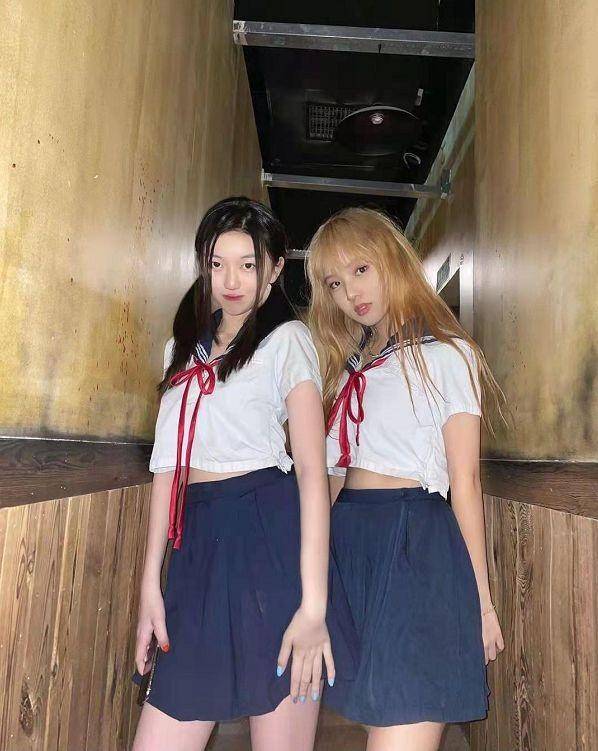 服装|李嫣终于敢露正脸，和闺蜜聚会打扮甜美居C位，越瞅越像妈妈王菲