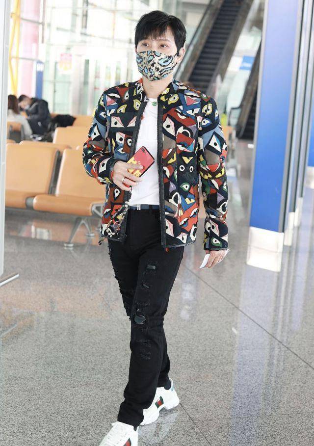 设计|陈志朋瘦了太显嫩！印花夹克配白T恤清爽减龄，中年男人都该学学