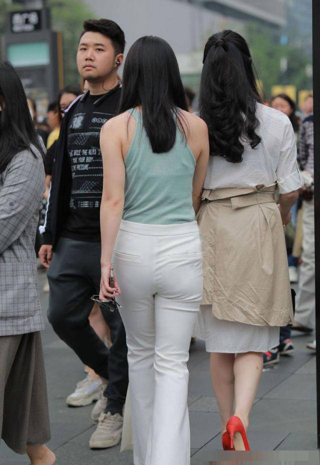 高跟鞋|小妹一件绿色无袖的圆领针织衫，提升了整个造型的美感