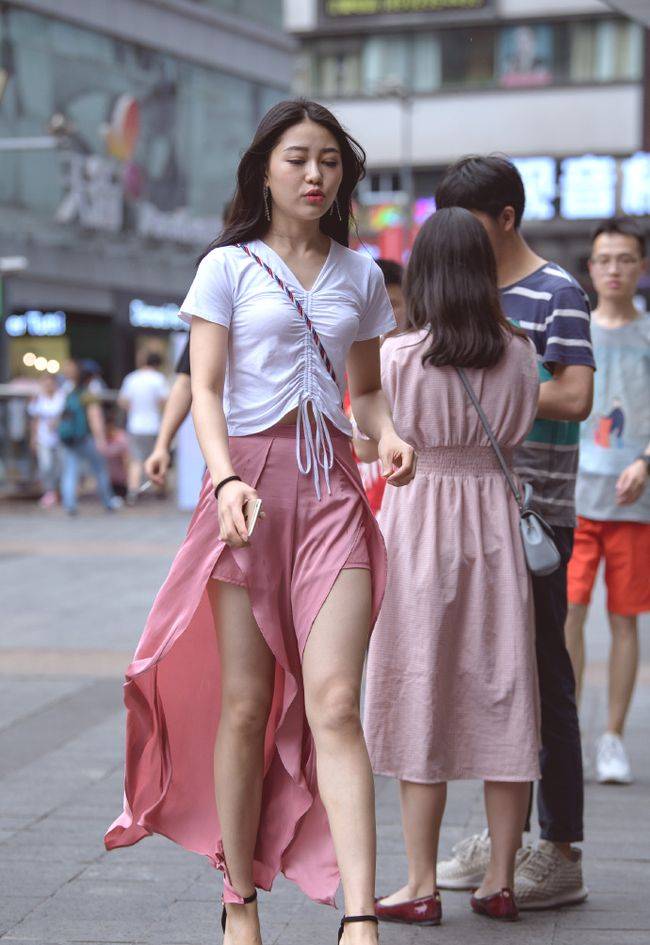 个性|苗条女生的“开衩裙”，既显身材又有个性，宛如“出水芙蓉”！