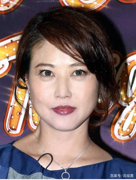 周海媚|54岁周海媚显风韵,穿拼色裙显优雅美,气质碾压范冰冰和容祖儿
