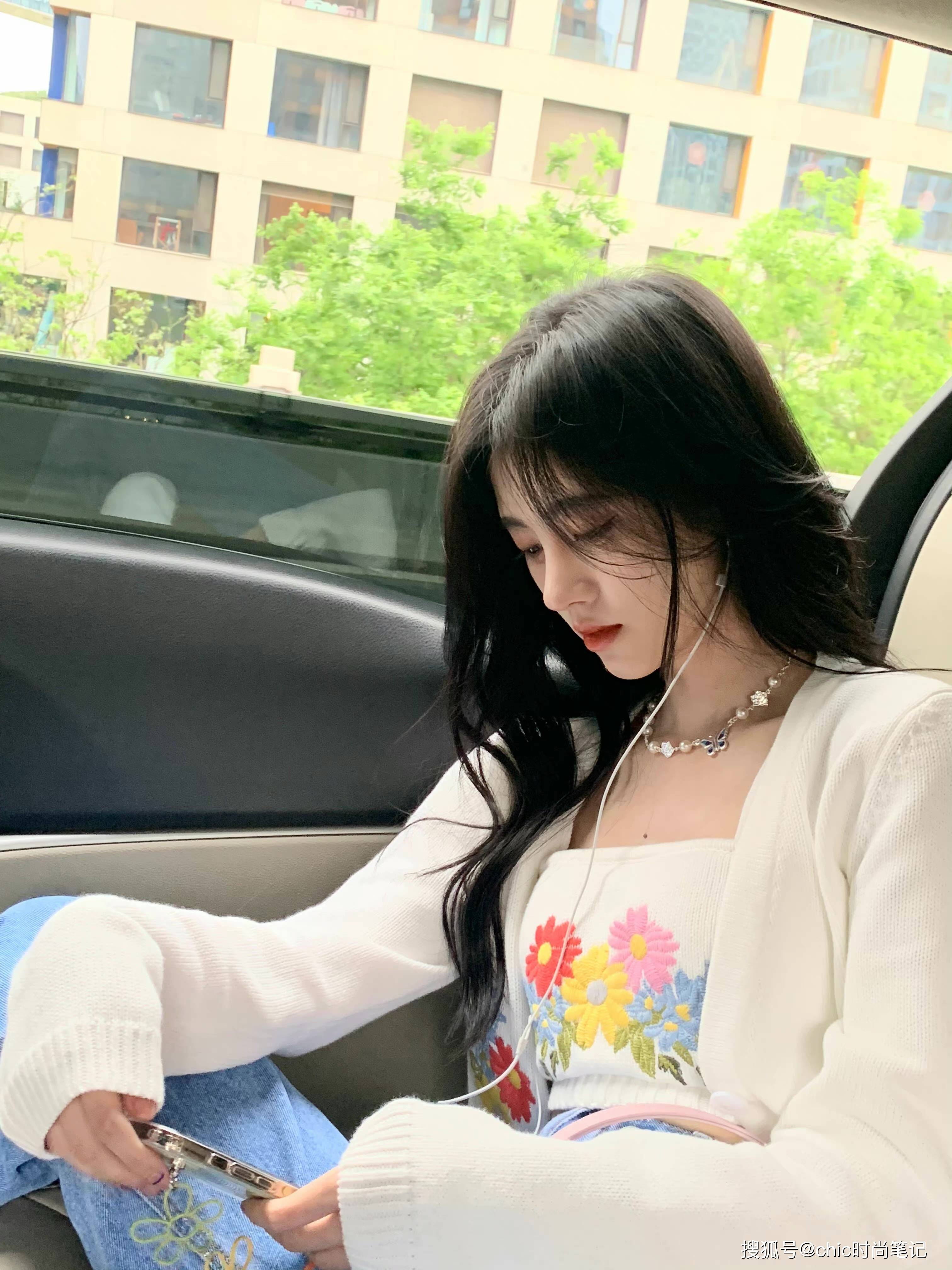 英气|连赵丽颖的机场穿搭都越来越女团，只是因为一件针织衫