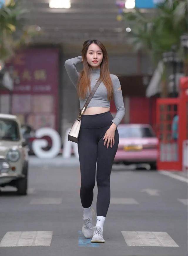 样式|“漏斗型”身材的打底裤美女，造型吸睛让人羡慕，超级吸睛