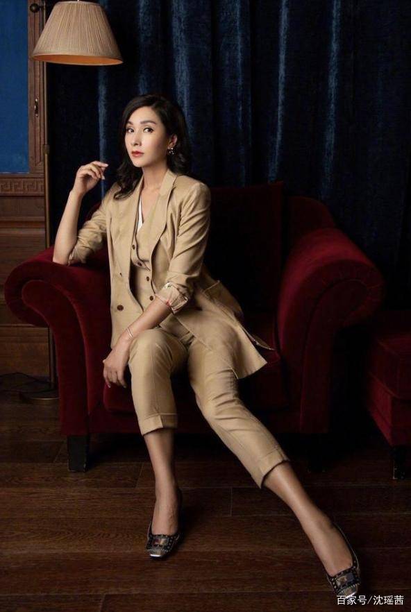 设计|46岁杨恭如穿红色薄纱裙亮相，单身也过得很潇洒，这气质状态超好