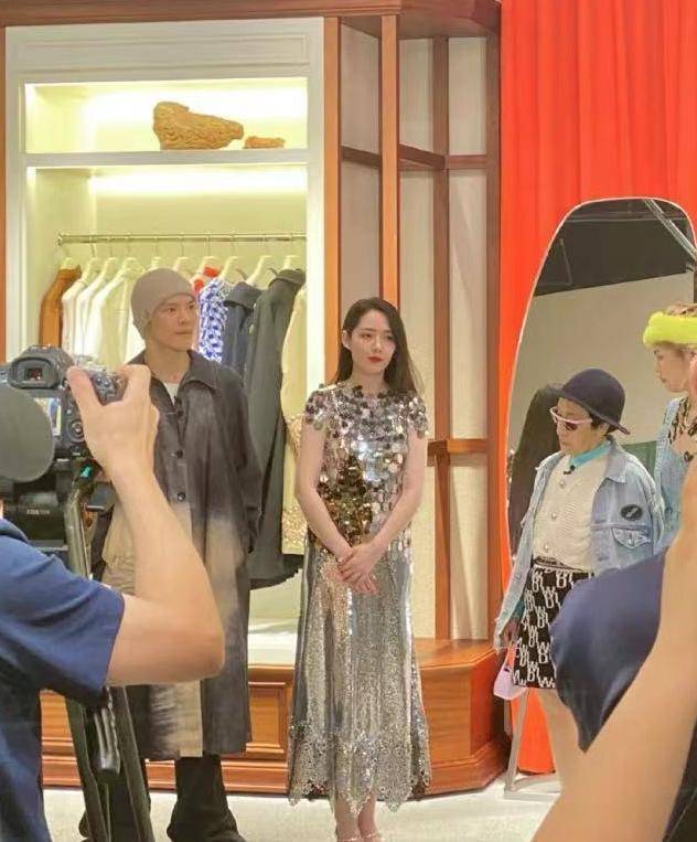 关键|小向太复出后好乖巧！双手交叉不像豪门阔太，却被向佐宠成真名媛