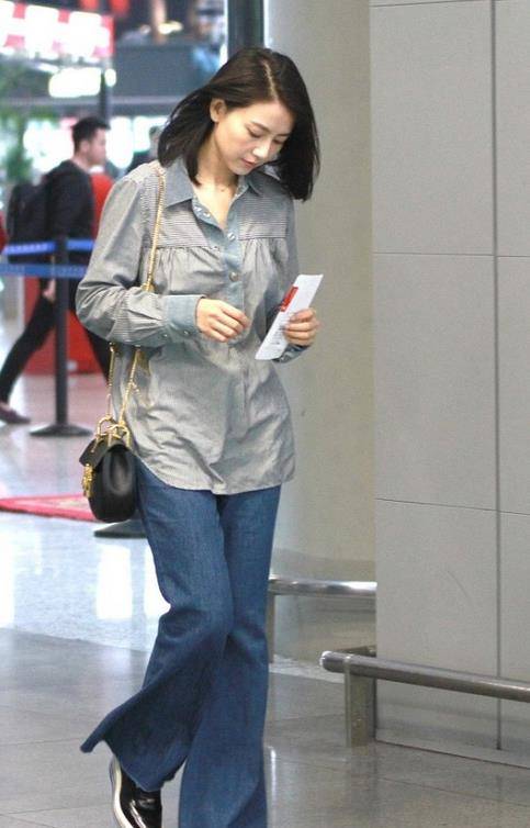 下装|高圆圆的美无需过多修饰,穿朴素衬衫配阔腿裤,人群中美得好醒目