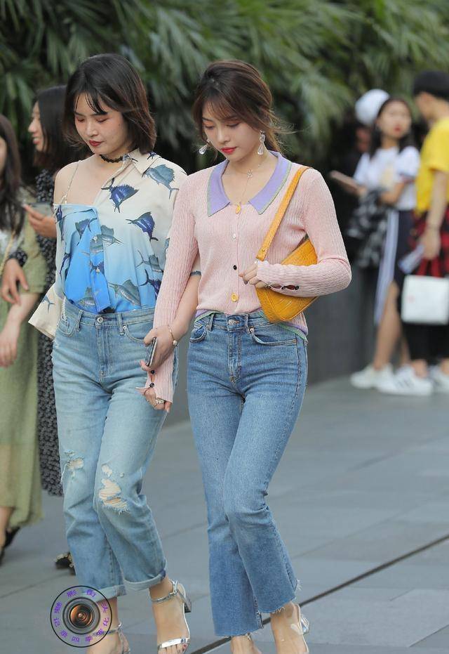 路线|黑色打底裤搭配白色上衣，超级显瘦，突出腿部线条