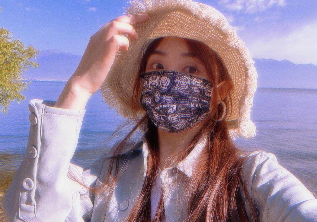张含韵|张含韵真孝顺携妈妈旅行，妈妈穿网纱裙比女儿还漂亮，母女似姐妹