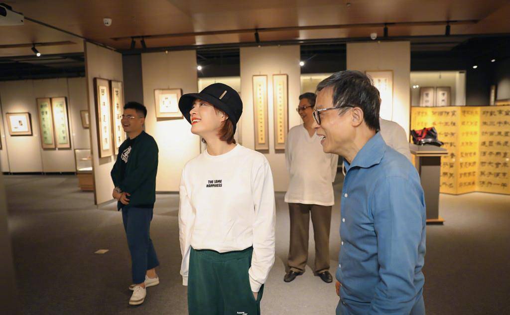 显得|38岁孙俪真“放得开”，穿羊羔毛外套耍杂技，隔空喊话挑战太可爱