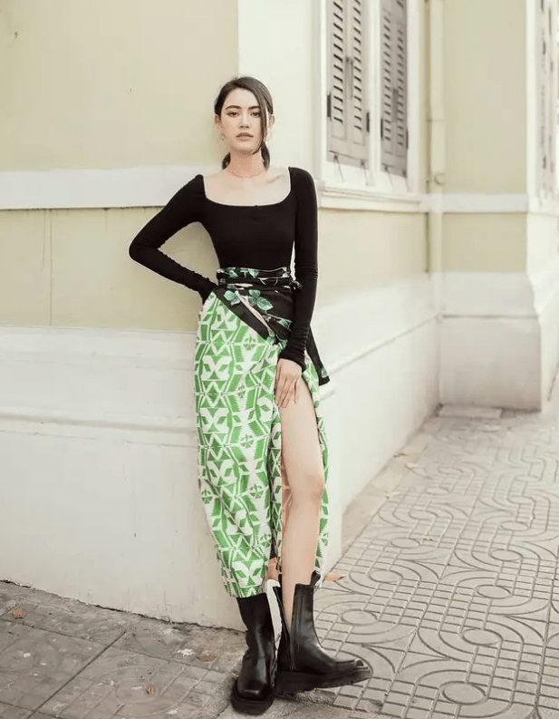 周冬雨|周冬雨和关晓彤撞衫同款拉链裙，穿出了小个子优势，完全不输气场