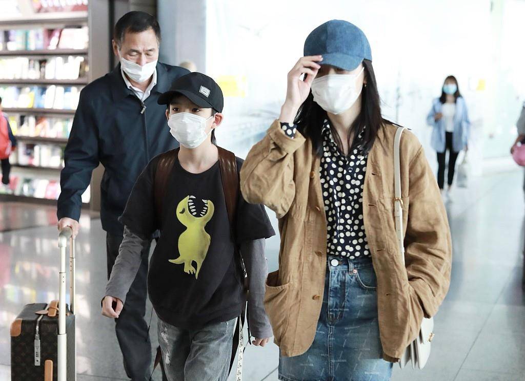 整体|董洁带儿子也不忘扮嫩，波点衬衫配牛仔裙，与12岁儿子同框似姐弟