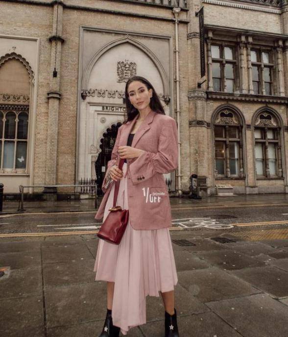 整体|李菲儿品味真不俗！穿奶奶衫配奶奶裤，看似老土，实则慵懒又高级