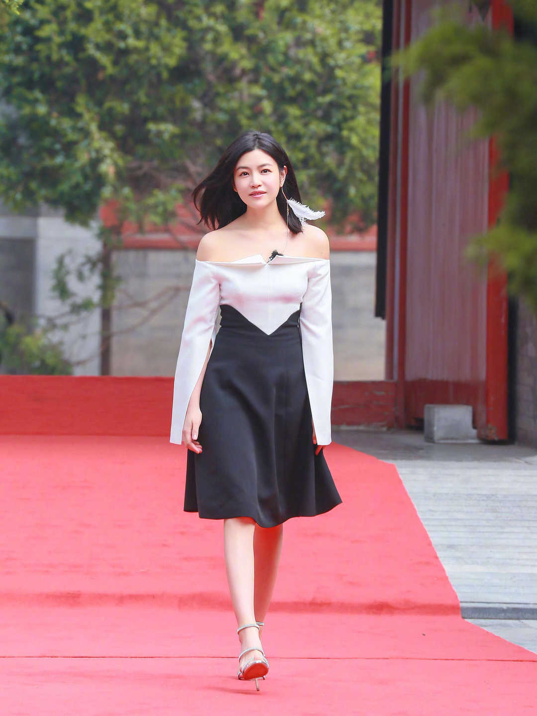 辣妈|陈妍希拥有“圆脸”优势，西服配连体裤亮相减龄时髦，辣妈圈最美