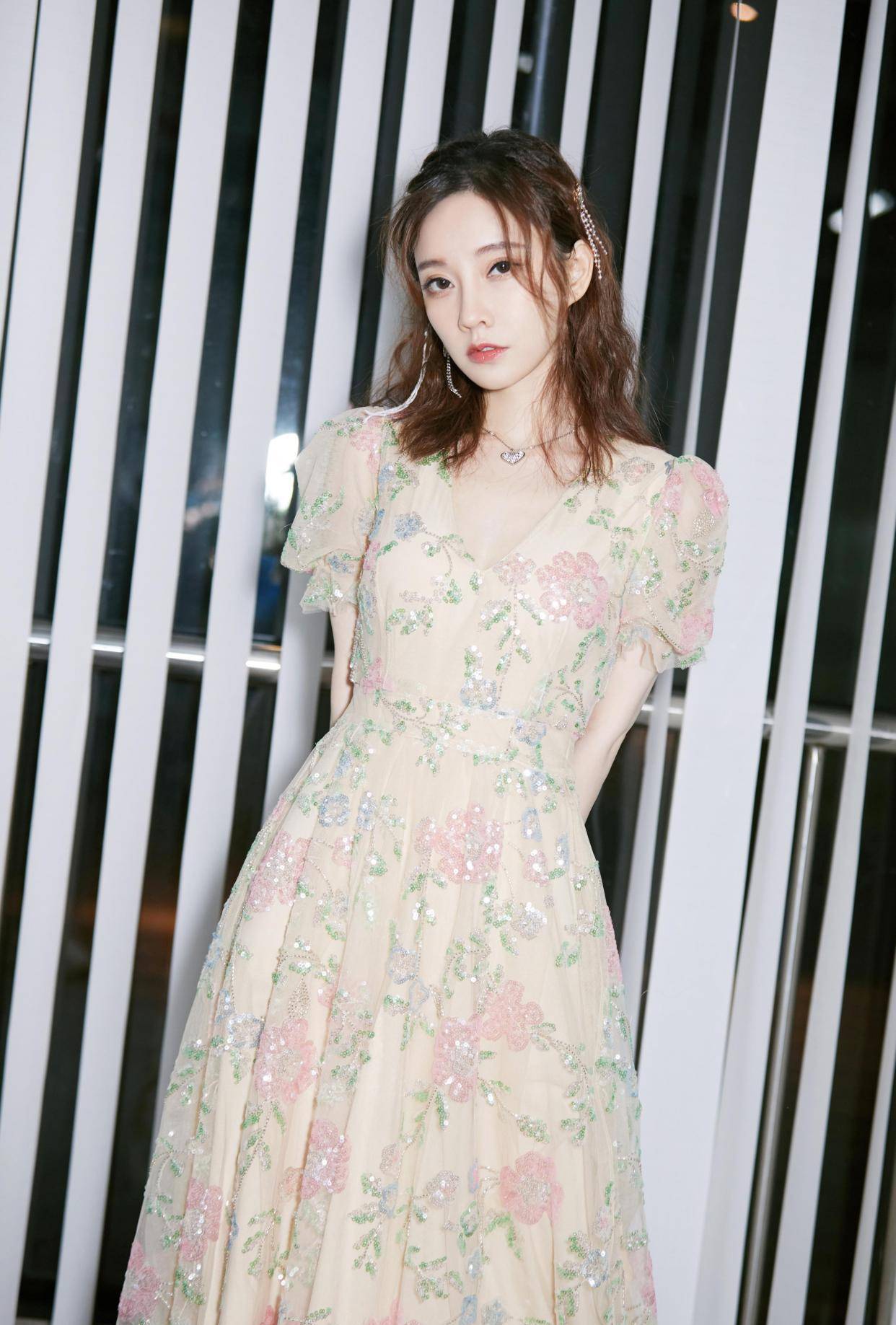 元素|早春如何打造减龄感？冯提莫“花仙子”示范：萌妹子和鲜花太配了