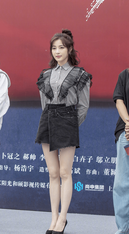 短裙|被甘婷婷的身材迷住了，上面丰满下面纤细，穿短裙身形正合适