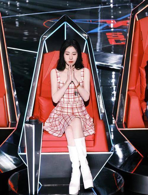 一身|趁着夏天还在，跟着张碧晨穿一身格子连衣裙，甜甜的很可爱