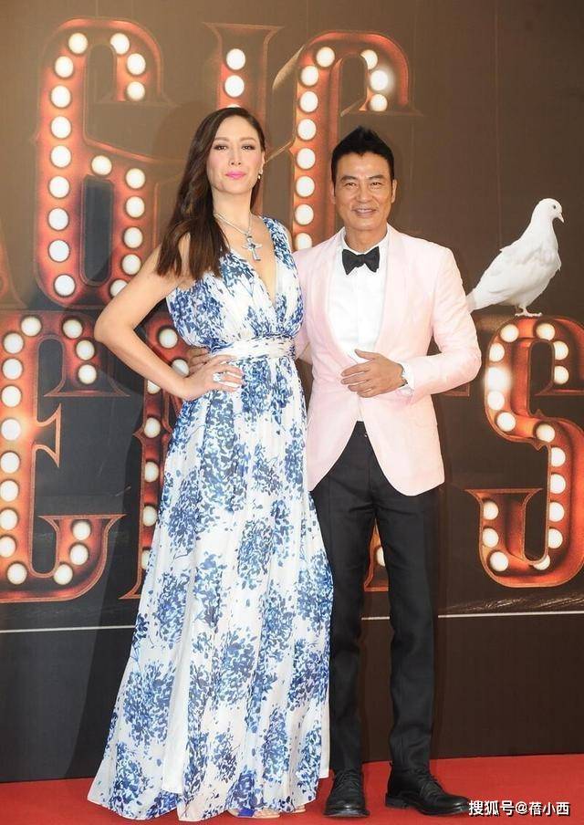 亮点|任达华琦琦“夫唱妇随”，女的穿印花裙，男的像穿粉西装，真时髦