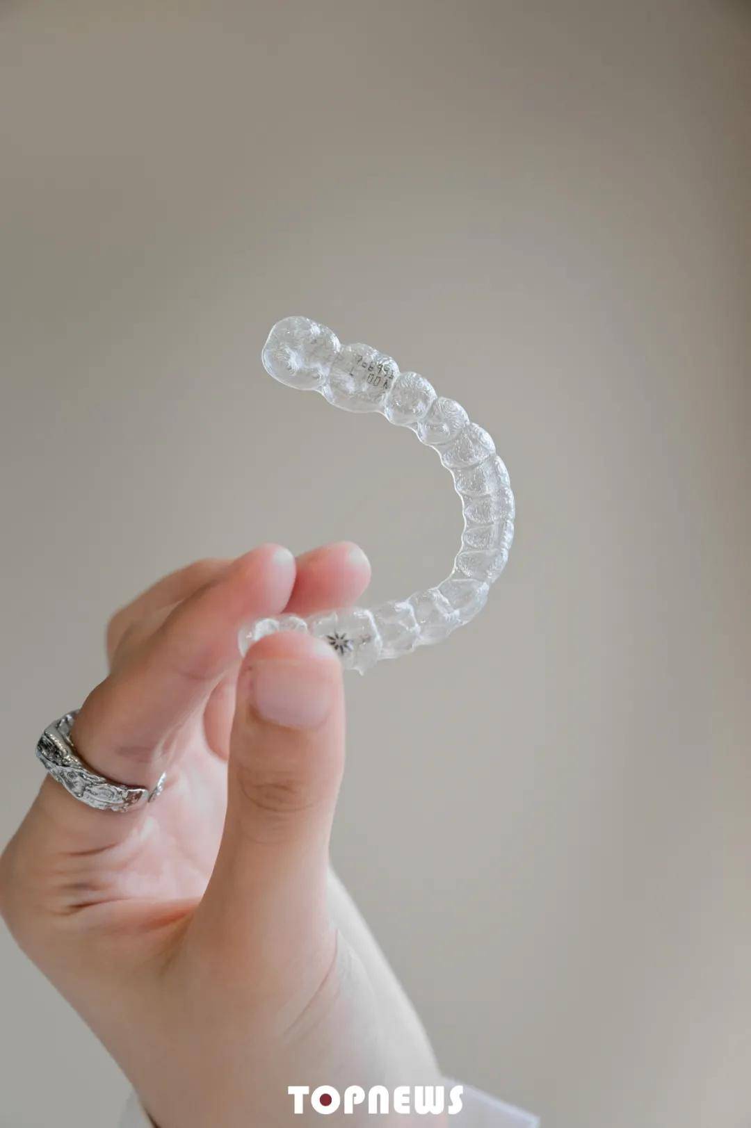 钢牙|深扒牙齿矫正「内幕」，明星同款隐适美半价就能享？！