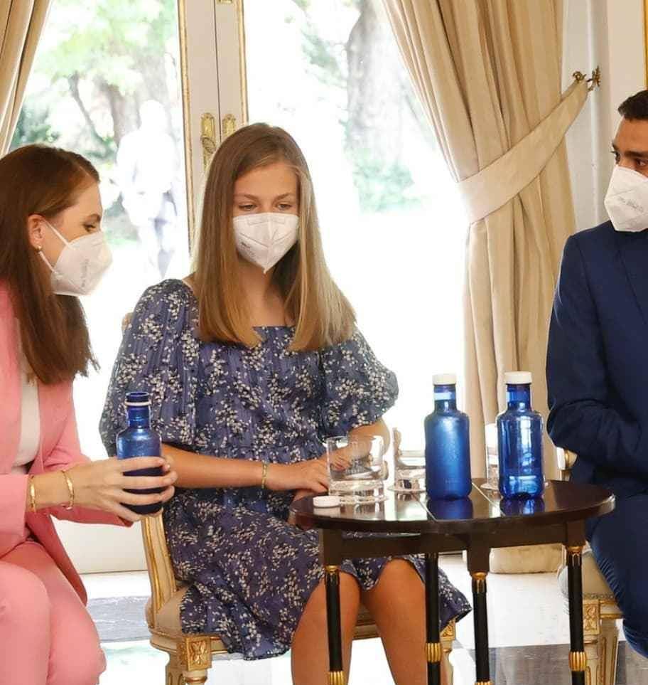 全家|西班牙全家齐亮相，索妹清新蓝裙走少女风，身高优势“秒杀”莱后
