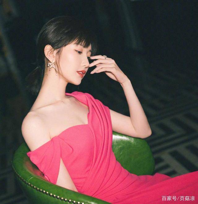 父亲|32岁毛晓彤美成公主回家，扮红皇后却造型扑街，命途多舛终爆红