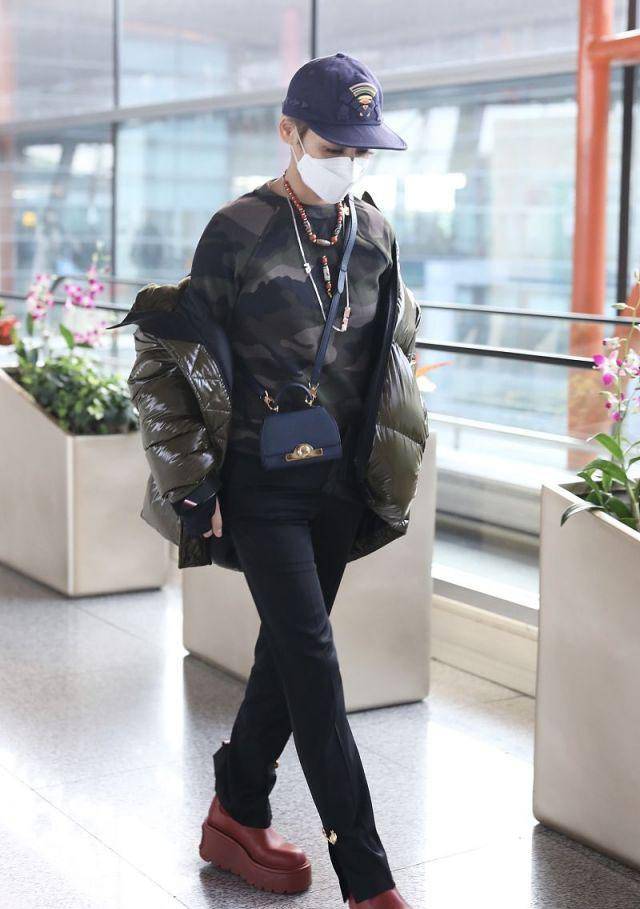 宁静|宁静越来越“不羁”，羽绒服半穿半披，48岁的年龄18岁的气质