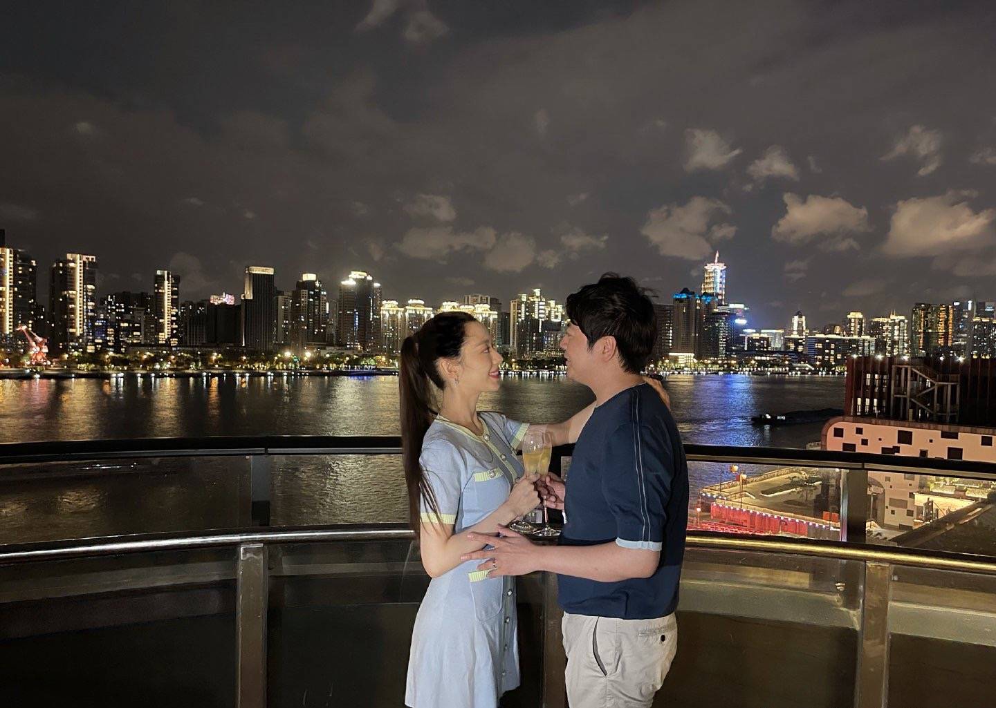 设计|吉娜产后恢复得真好，穿小香风针织裙秀小蛮腰，和郎朗比心好甜腻