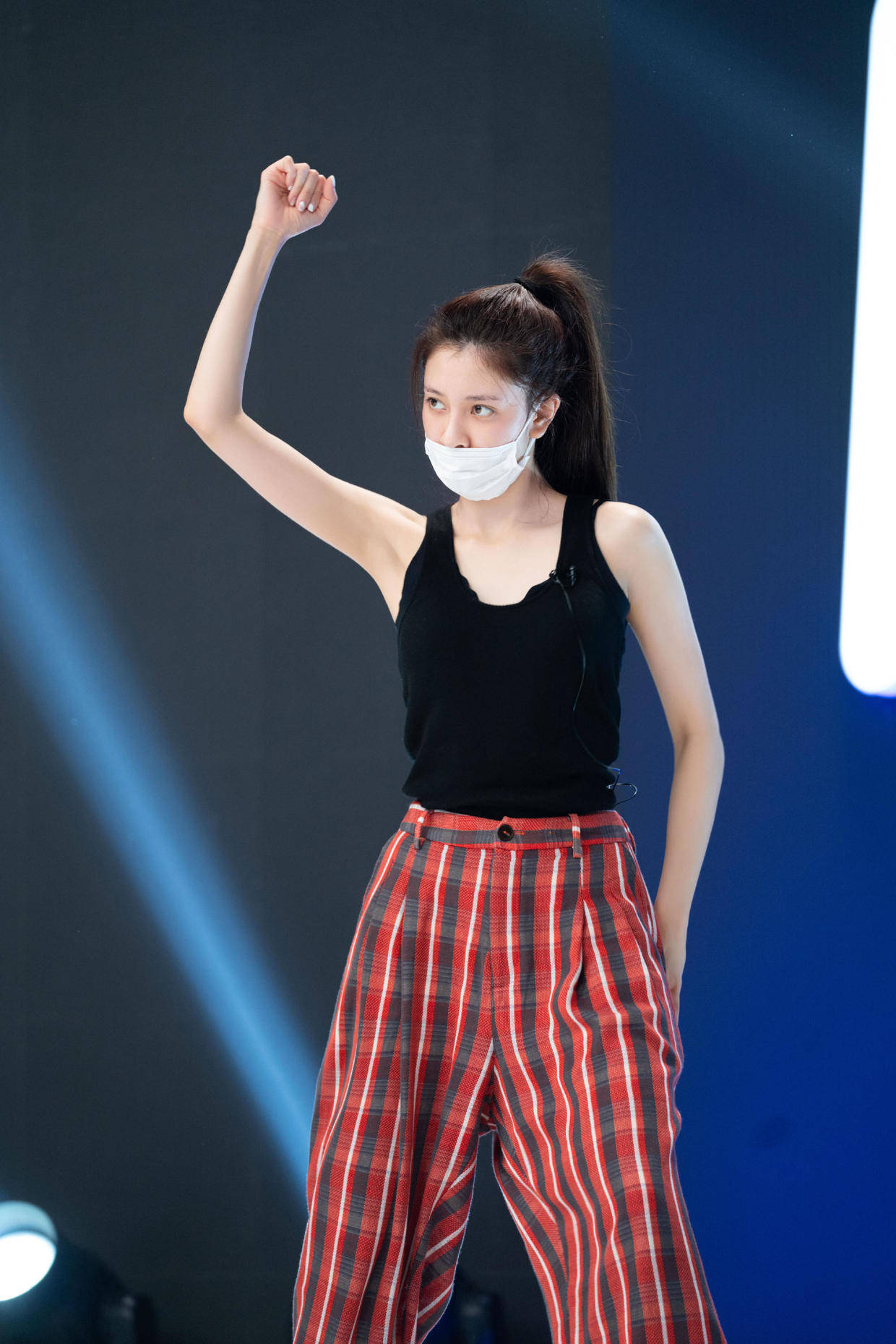 卫衣|宋妍霏的机场穿搭绝了，把西服穿出新了花样，美出新高度，超好看