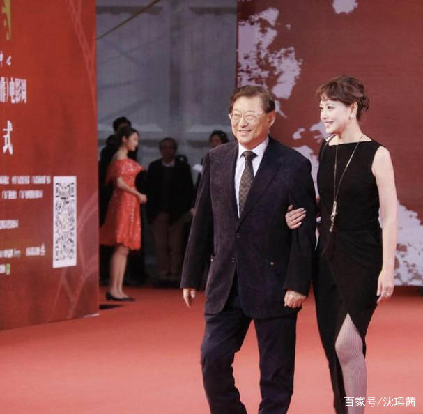 周海媚|54岁周海媚显风韵，穿拼色裙显优雅美，气质碾压范冰冰和容祖儿