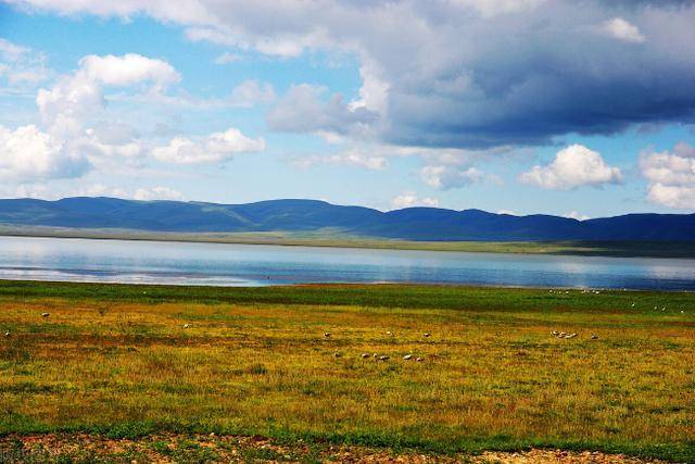 甘南第一大湖被称为“高原明珠”，景色可与香格里拉匹敌
