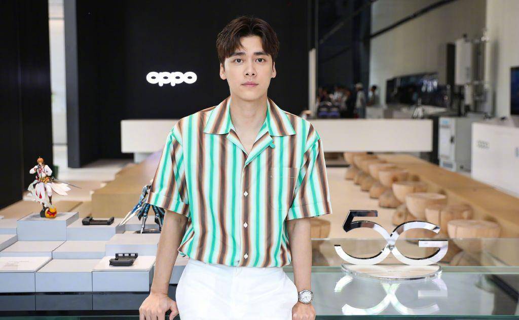 黑色|32岁李易峰和31岁朱一龙同框炫富比帅，一个穿9238，一个只穿1千2