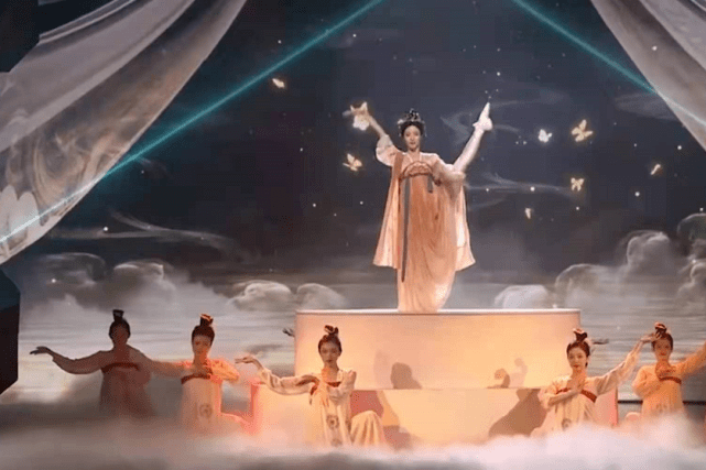 李思思|李思思不愧是央视一姐!穿唐风汉服大秀一字马,气质完全不输董卿