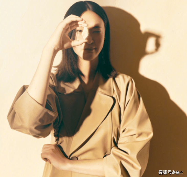 身材|奥运冠军惠若琪罕秀恩爱！穿低领裙身材丰腴，老公胡子拉碴矮一截