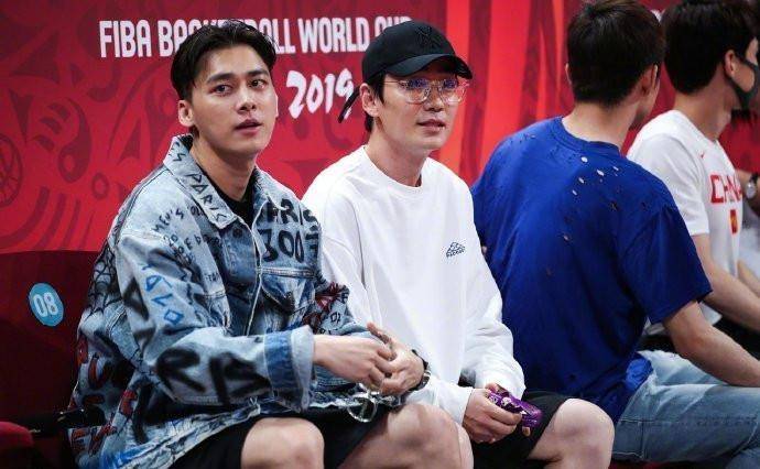 黑色|32岁李易峰和31岁朱一龙同框炫富比帅，一个穿9238，一个只穿1千2