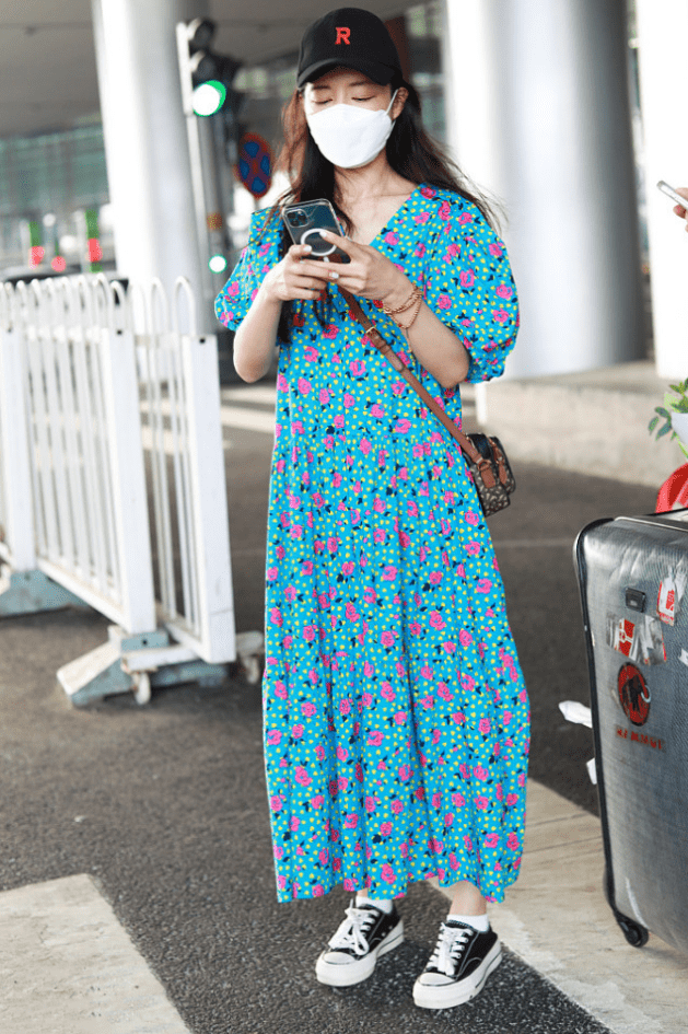 都能|张静初这裙子看着挺有年代感，花色略显土气，但她穿还挺可爱的