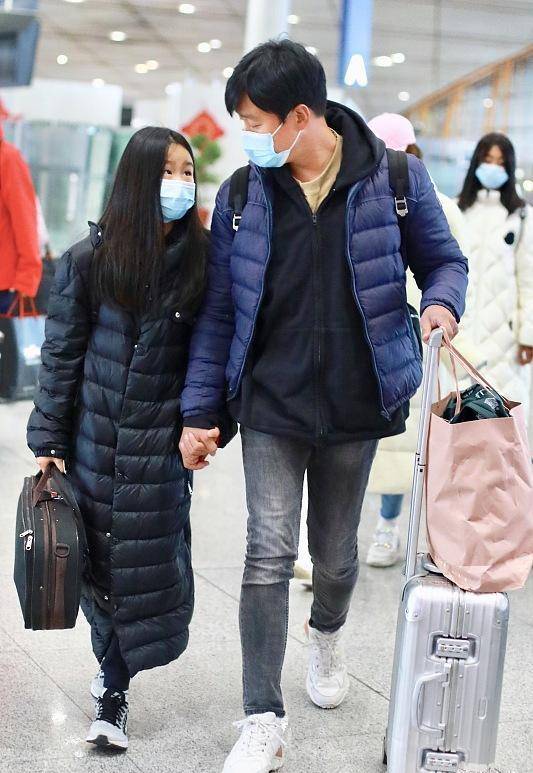 佟大为|佟大为一家走机场，12岁长女身高瞩目，爸爸牵手二女儿妈妈宠儿子