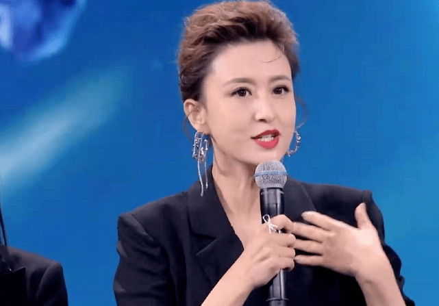 李思思|李思思不愧是央视一姐!穿唐风汉服大秀一字马,气质完全不输董卿