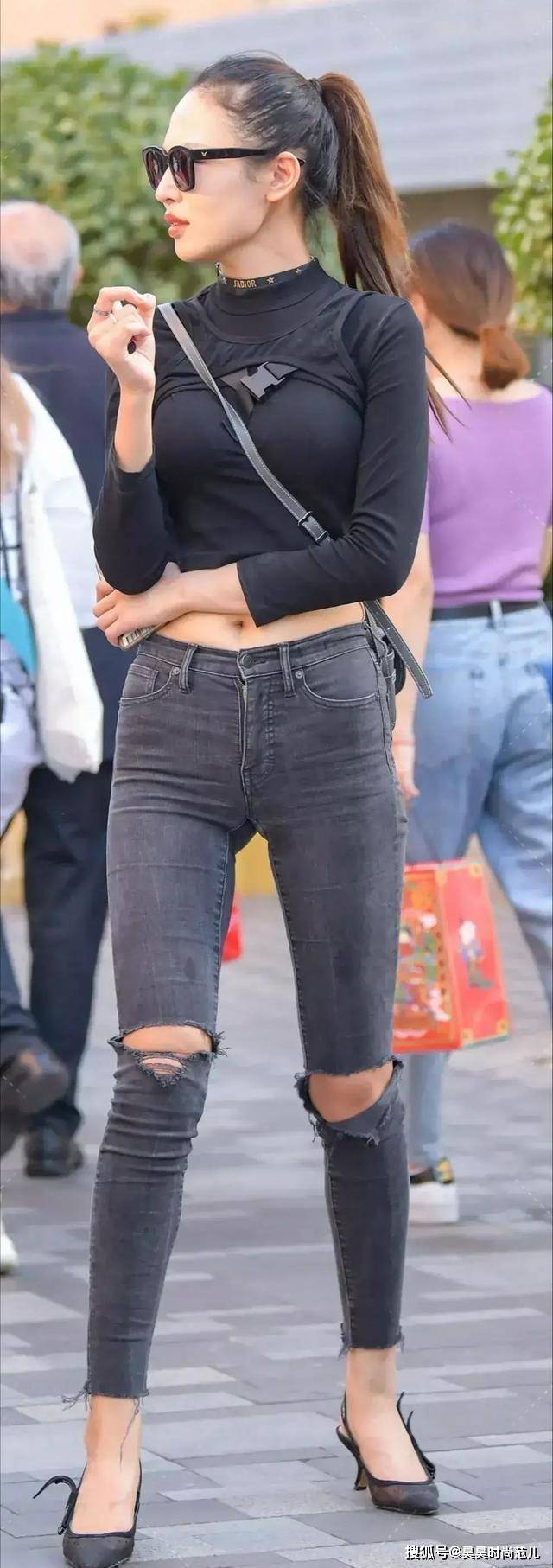 女孩子|入秋后的时尚穿搭,烟灰色破洞牛仔裤搭配露脐上衣,大方又显身材
