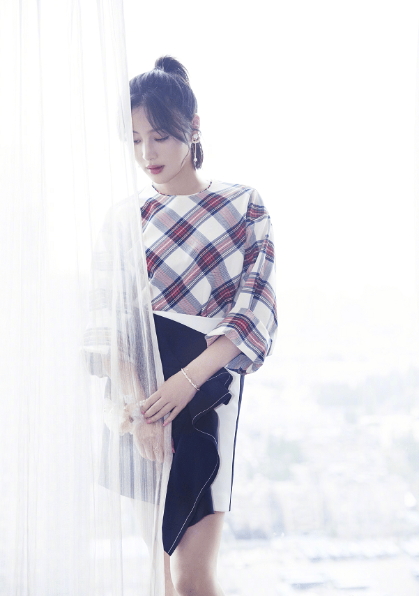 短裙|被甘婷婷的身材迷住了，上面丰满下面纤细，穿短裙身形正合适