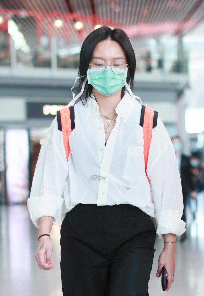 好身材|周笔畅可真奔放，穿衬衫只系两颗扣秀事业线，刺青意外抢镜太时髦