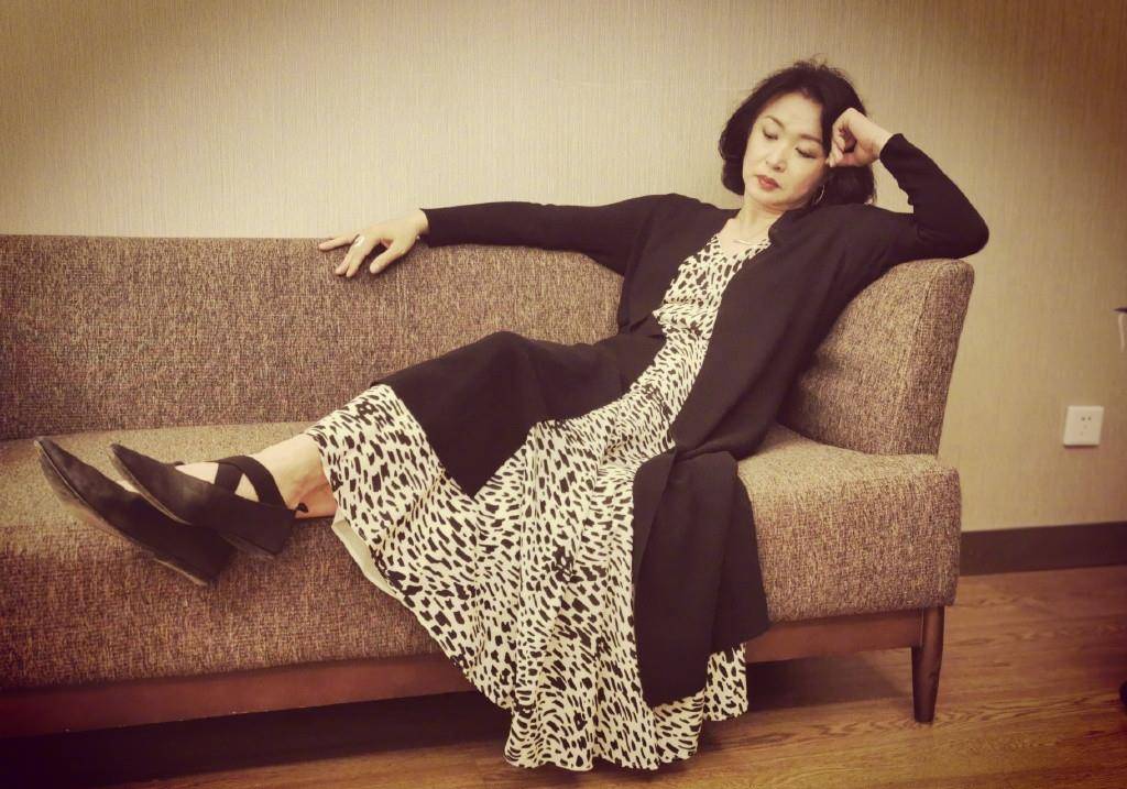 上海|金星摘个脐橙真洋气，戴小礼帽似“上海贵妇”，这眼神好绝一女的