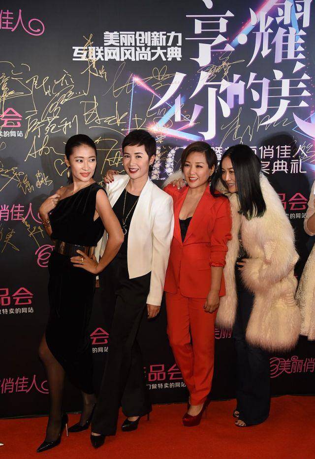 大姐|那英姐妹团走红毯，她穿貂像大姐，李静西装内秀曲线，蒋雯丽最土