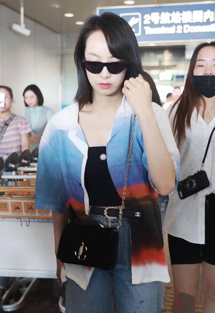 身材|32岁宋茜终于穿抹胸背心走机场，200块尽显完美感，女团C位不简单