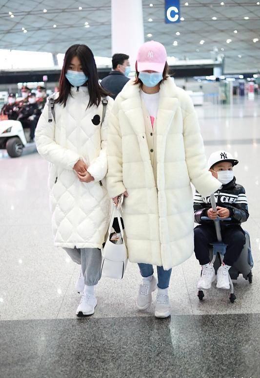 佟大为|佟大为一家走机场，12岁长女身高瞩目，爸爸牵手二女儿妈妈宠儿子