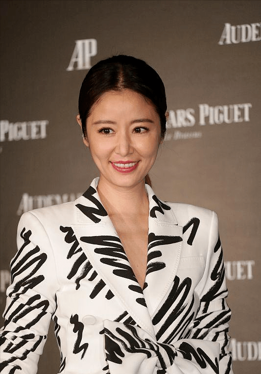 进行|林心如为了美真是拼了，黑白拼色西服干练知性，腰间蝴蝶结真抢镜
